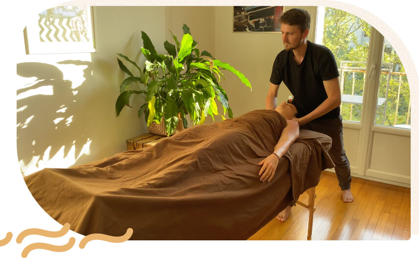 Femme massée sur une table de massage par un masseur